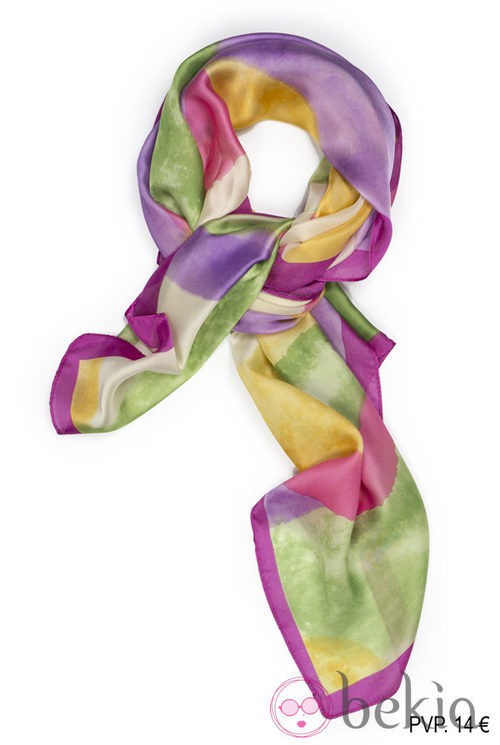 Pañuelo en tonos florales de la colección primavera/verano 2014 de Tantrend