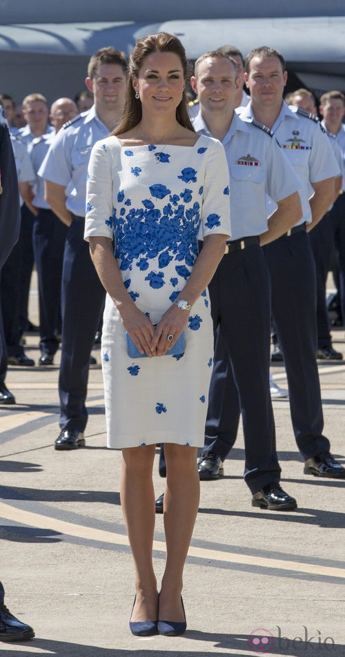 La Duquesa de Cambridge con un vestido con estampado azul