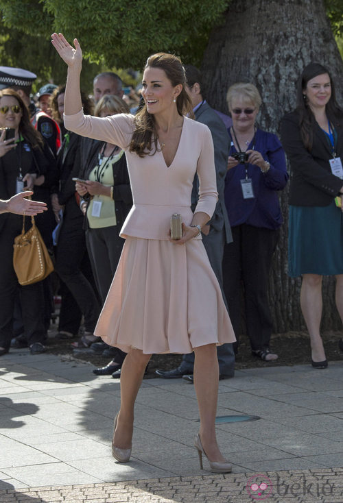 La Duquesa de Cambridge con un conjunto rosa empolvado de Alexander McQueen