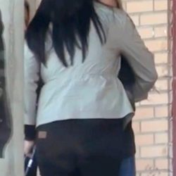 Gloria Camila y Ana María Aldón abrazándose a las puertas de la cárcel de Zuera