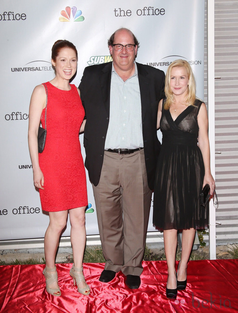 Brian Baumgartner junto a Angela Kinsey y Ellie Kemper en la fiesta de 'The Office'