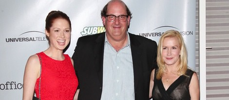 Brian Baumgartner junto a Angela Kinsey y Ellie Kemper en la fiesta de 'The Office'