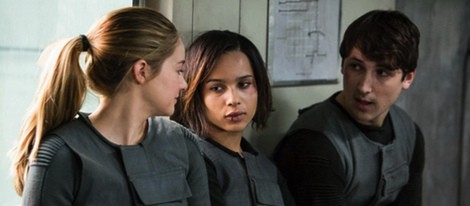 Shailene Woodley y Zoë Kravitz en un fotograma de 'Divergente'