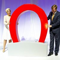 Guillermo Alejandro y Máxima de Holanda con un imán en Ulft