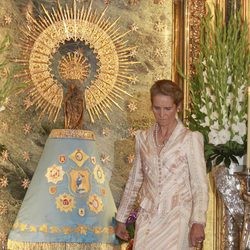 La Infanta Elena junto a la Virgen del Pilar en un viaje a Zaragoza