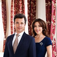 Federico y Mary de Dinamarca posan con motivo de su décimo aniversario de boda
