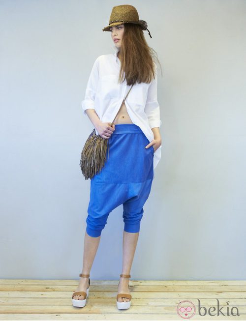 Pantalón 'baggy' en azul eléctrico de la colección primavera/verano 2014 de Eduardo Rivera