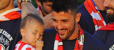 David Villa celebrando la Liga 2014 del Atlético de Madrid con sus hijos Luca y Olaya