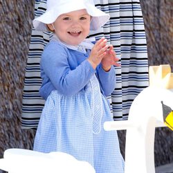 Estela de Suecia, muy feliz en la inauguración del sendero del castillo de Linköping