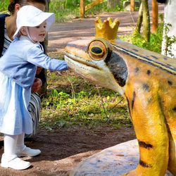 Estela de Suecia toca una rana en la inauguración del sendero del castillo de Linköping