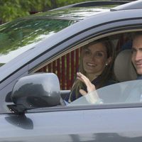 Los Príncipes Felipe y Letizia saludan desde el coche en su décimo aniversario de boda