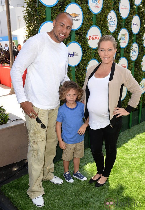 Kendra Wilkinson, Hank Baskett y Hank IV en Safe Kids Day