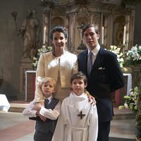 Gabriel de Luxemburgo con sus padres y su hermano en su Primera Comunión