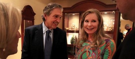 Lisa Niemi y Albert DePrisco visitan una joyería