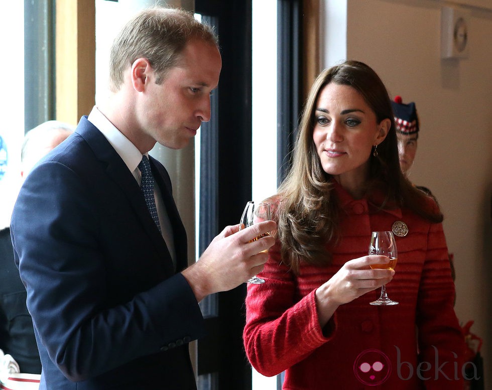 Guillermo de Inglaterra y Kate Middleton visitan una destilería de whisky en Crieff