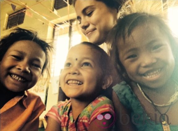 Selena junto a unas niñas en Nepal