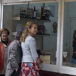 La Infanta Elena recorriendo la Feria del Libro de Madrid 2014