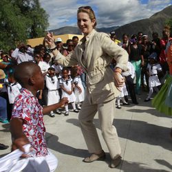 La Infanta Elena bailando con un niño en Ecuador tras la abdicación del Rey