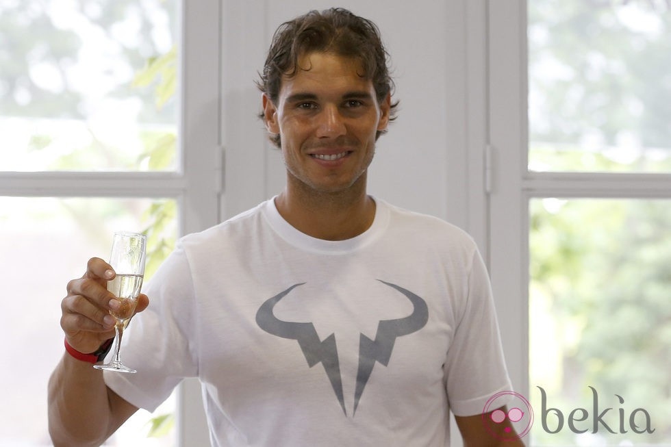 Rafa Nadal brindando por su 28 cumpleaños en Roland Garros 2014