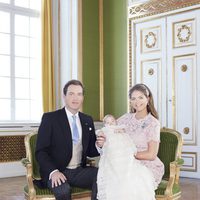 Magdalena de Suecia y Chris O'Neill con la Princesa Leonor en su bautizo