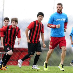 Sergio Ramos jugando un partido de fútbol con jóvenes brasileños como embajador de Unicef