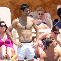 Novak Djokovic con el torso desnudo disfruta de su despedida de soltero en Ibiza