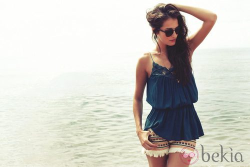 Blusa azul marino y pantalón con estampado étnico de la colección para verano 2014 de Mismash