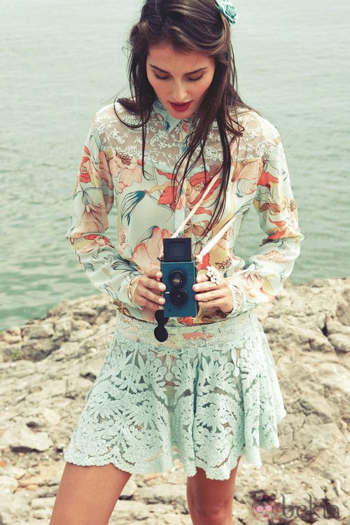 Blusa con estampado floral y falda de encaje verde menta