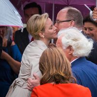 Alberto de Mónaco le da un beso a la Princesa Charlene en su reaparición tras anunciar su embarazo