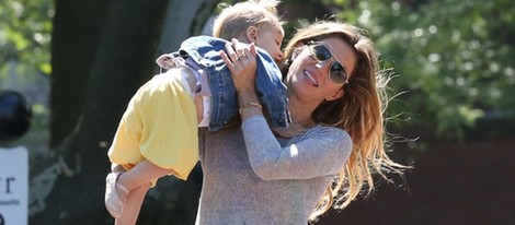 Gisele Bündchen aúpa a su hija pequeña en el Día del Padre