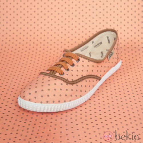 Zapatilla en salmón con lunares de la colección para verano 2014 de Victoria
