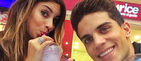 Marc Bartra y Melissa Jiménez tomando un batido