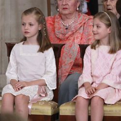 Las Infantas Leonor y Sofía en la firma de la Ley de Abdicación del Rey Juan Carlos