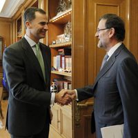El Rey Felipe saluda a Mariano Rajoy en su primer despacho