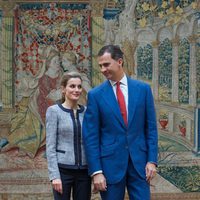 Los Reyes Felipe y Letizia en un encuentro con representantes sociales