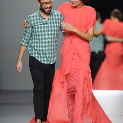 Nieves Álvarez con el diseñador Juanjo Oliva en Cibeles