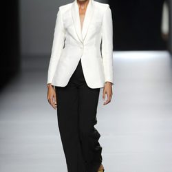 Nieves Álvarez, la estrella del desfile de Juanjo Oliva en Cibeles