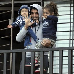 Luis Suárez y sus hijos saludan alegres a sus seguidores