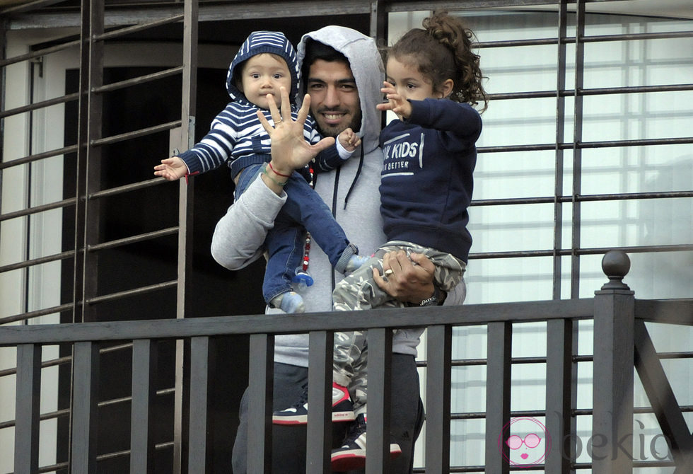 Luis Suárez y sus hijos saludan alegres a sus seguidores