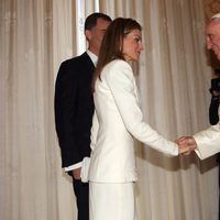 La Reina Letizia saluda al Papa Francisco en su primer viaje al extranjero como Reina de España