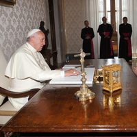 Los Reyes Felipe y Letizia con el Papa Francisco en su primer viaje al extranjero como Reyes de España