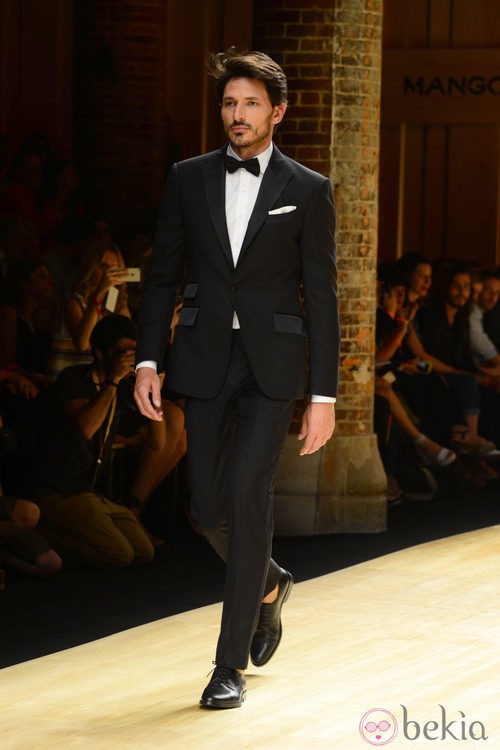Andrés Velencoso desfilando para Mango 080 Barcelona Fashion otoño/invierno 2014