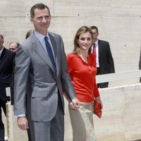Los Reyes Felipe y Letizia cogidos de la mano en la entrega de los Premios Nacionales de Innovación y Diseño 2013