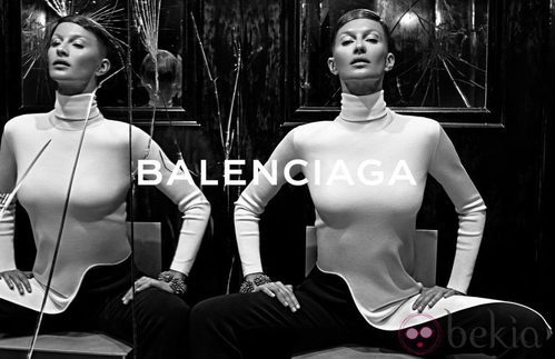 Gisele Bündchen posa sentada para Balenciaga