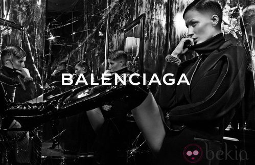 Gisele Bündchen con un sorprendente corte de pelo para la campaña de Balenciaga