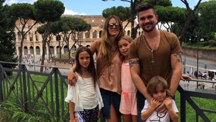 Juanes con su mujer Karen y sus hijos Luna, Paloma y Dante en Roma