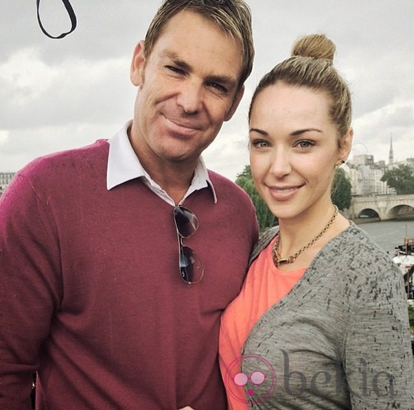 Shane Warne y Emily Scott en París