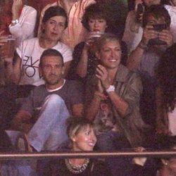 Luján Argüelles con su novio Carlos en el concierto de David Bisbal