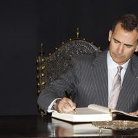 El Rey Felipe firmando en un libro de visitas en su primer viaje a Portugal como Rey