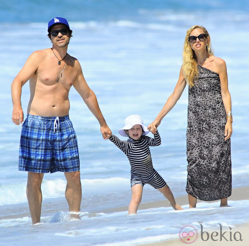 Rachel Zoe y Rodger Berman junto al pequeño Skyler en Malibú